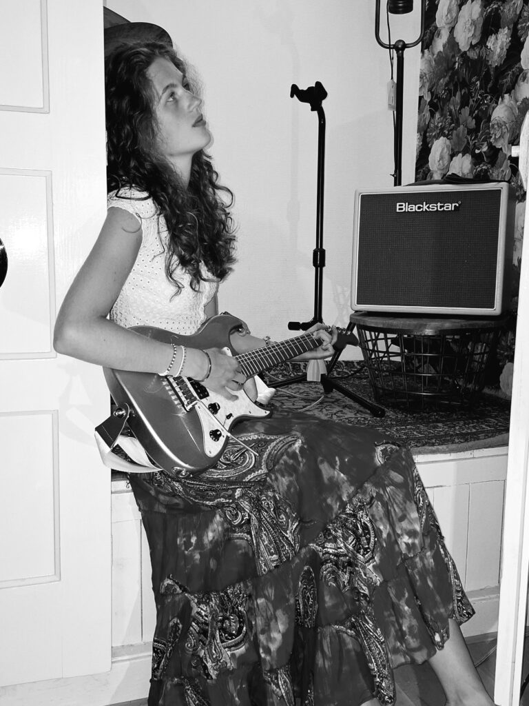 bedstee foto met gitaar black and white 2